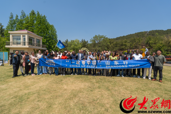 金斧子配资 全球知名媒体人组团走进华东百利酒庄，感受“青岛制造”魅力