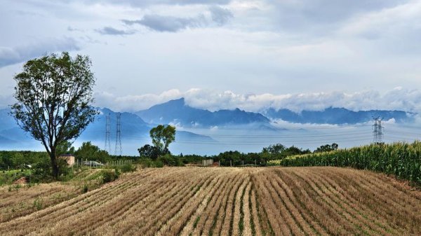 股联社 西安: 云雾缭绕绘秦岭 田园如诗映山色