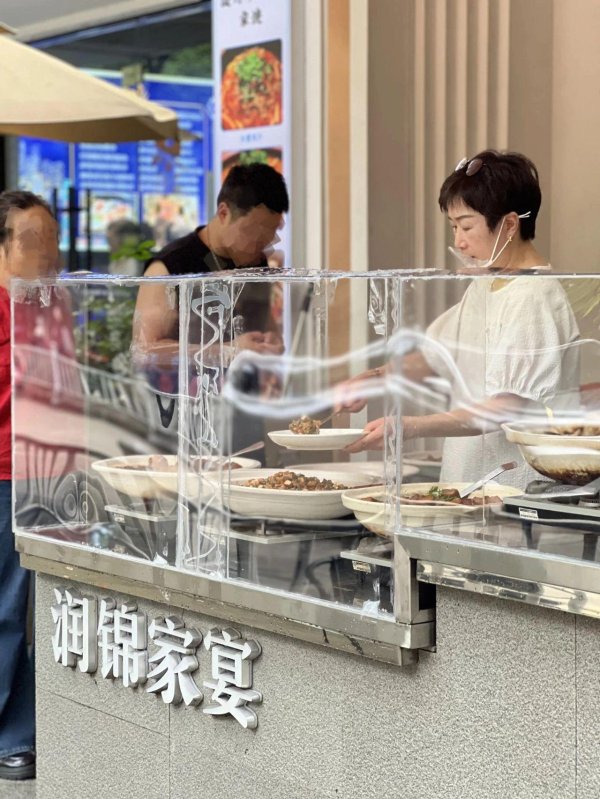 福牛财经 温州人疯抢！老字号酒楼集体 “出摊”，大厨手艺直达餐桌，今晚免下厨攻略！